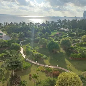 Beachfront Отель